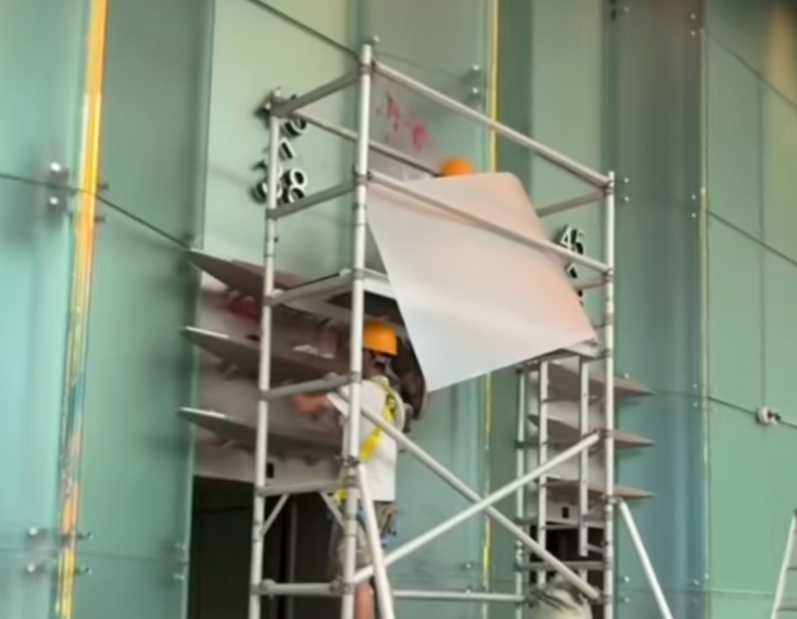 欲見李嘉誠被拒 內地男紅油潑長江中心大堂